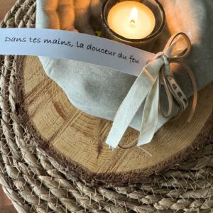 Bougeoir mains flamme chaleureuse